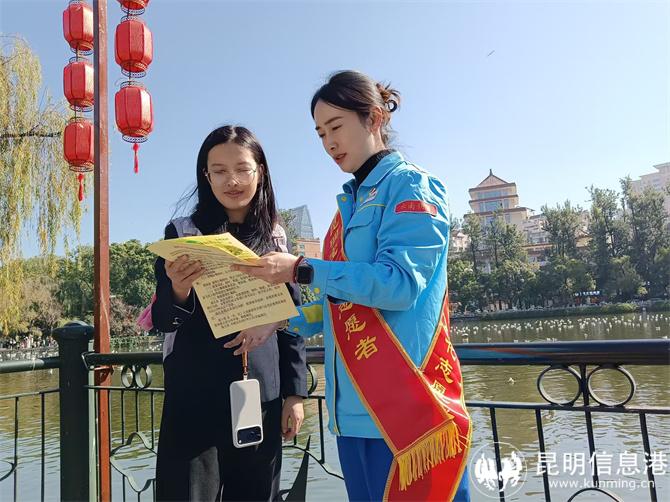 宝石花志愿者向市民游客发放环保公益手册，宣传《昆明市文明观赏红嘴鸥规定》，守护“春城名片”