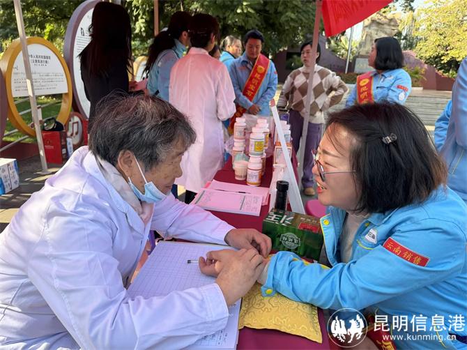 圣爱中医馆医师为志愿者看诊把脉