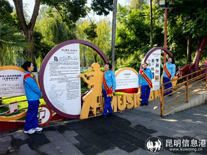 中国石油青年感受聂耳广场深厚的历史文化氛围