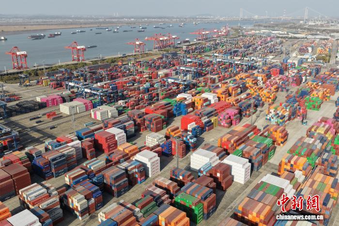 12月8日，航拍南京龙潭港进出口集装箱码头。当日，中国海关总署公布的最新数据显示，今年11月份，中国货物贸易增速回升，进出口总值3.9万亿元人民币，同比增长4.1%。(无人机照片) <a target='_blank' href='/'>中新社</a>记者 泱波 摄