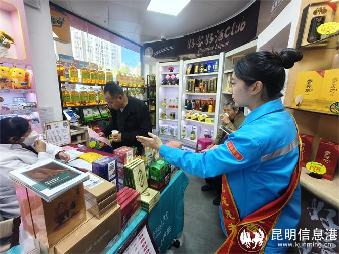 党员志愿者在防治流感和清肺大锅茶专区接待顾客体验