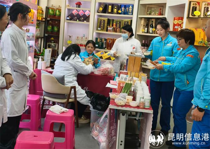 宝石花志愿者为义诊医生送来热气腾腾的饺子表达感谢