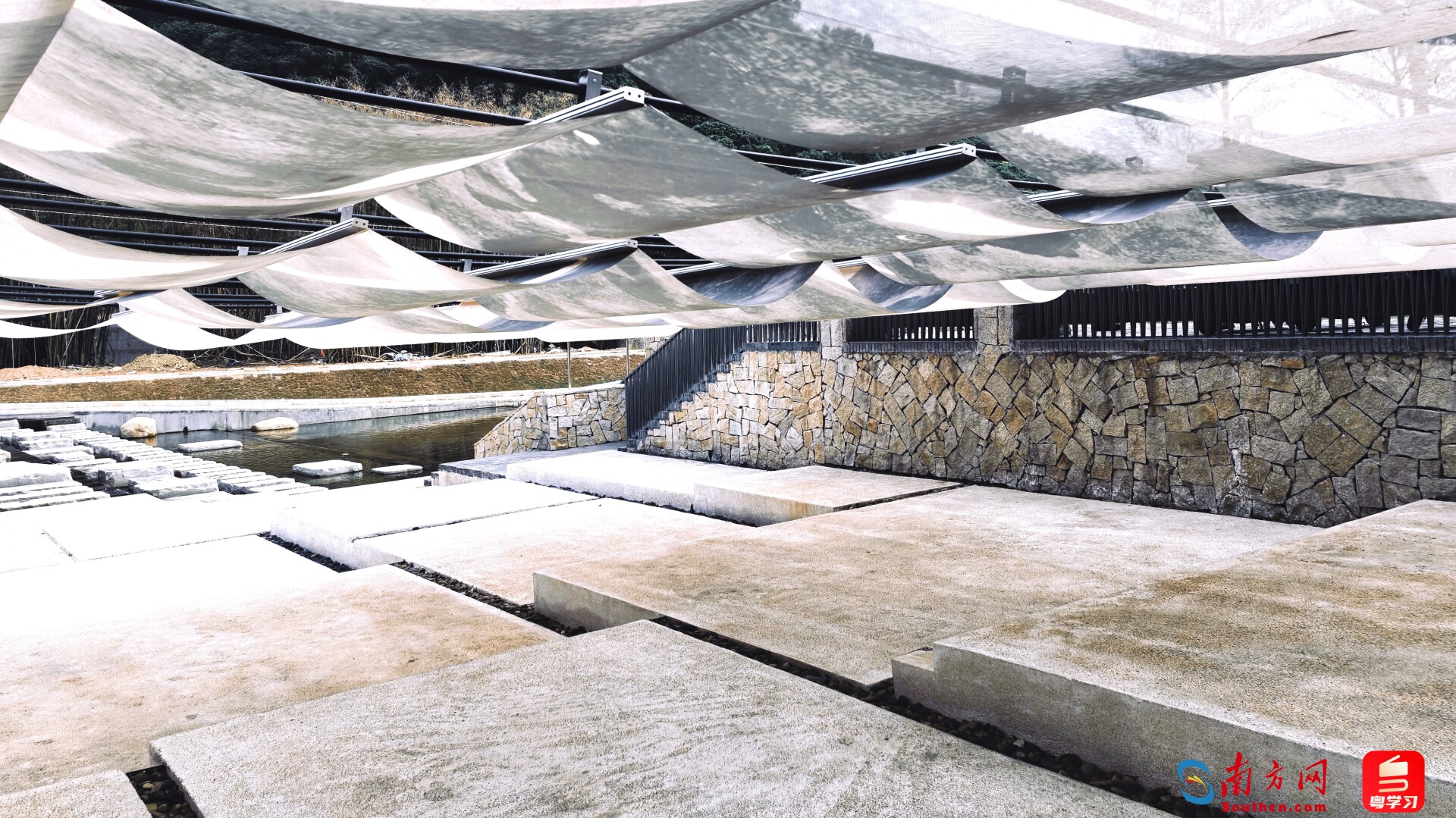 拥有大号天幕的下浪溪畔驿站