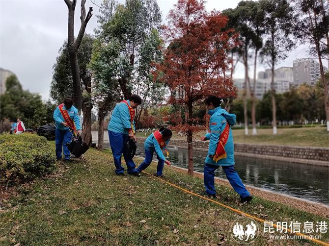 宝石花志愿者在盘龙江畔义务捡拾垃圾杂物守护母亲河江清水净 宝石花志愿者在盘龙江畔义务捡拾垃圾杂物守护母亲河江清水净