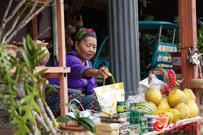云南西双版纳，龙利村村民在自家门口摆摊。人民网记者-蔡树菁摄