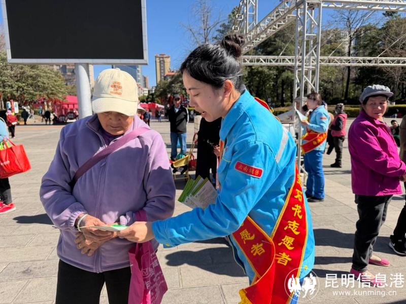 员工发放我们单位健康企业创建宣传单2