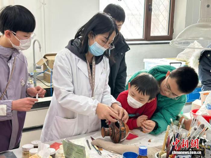 甘肃启“彩陶修复工坊”解锁“彩陶之路”文明密码