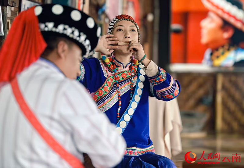 张晓慧吹奏着口弦。人民网 尹馨摄