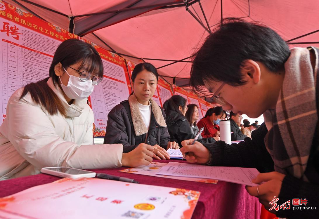 新春走基层丨春风送暖求职路 各地搭台促就业