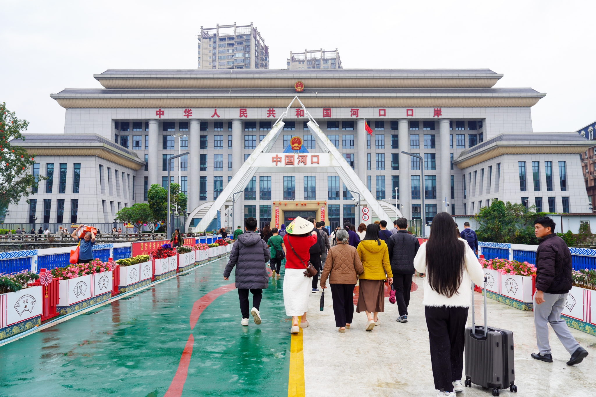 旅客在河口口岸南溪河公路大桥通关 赵国骁摄
