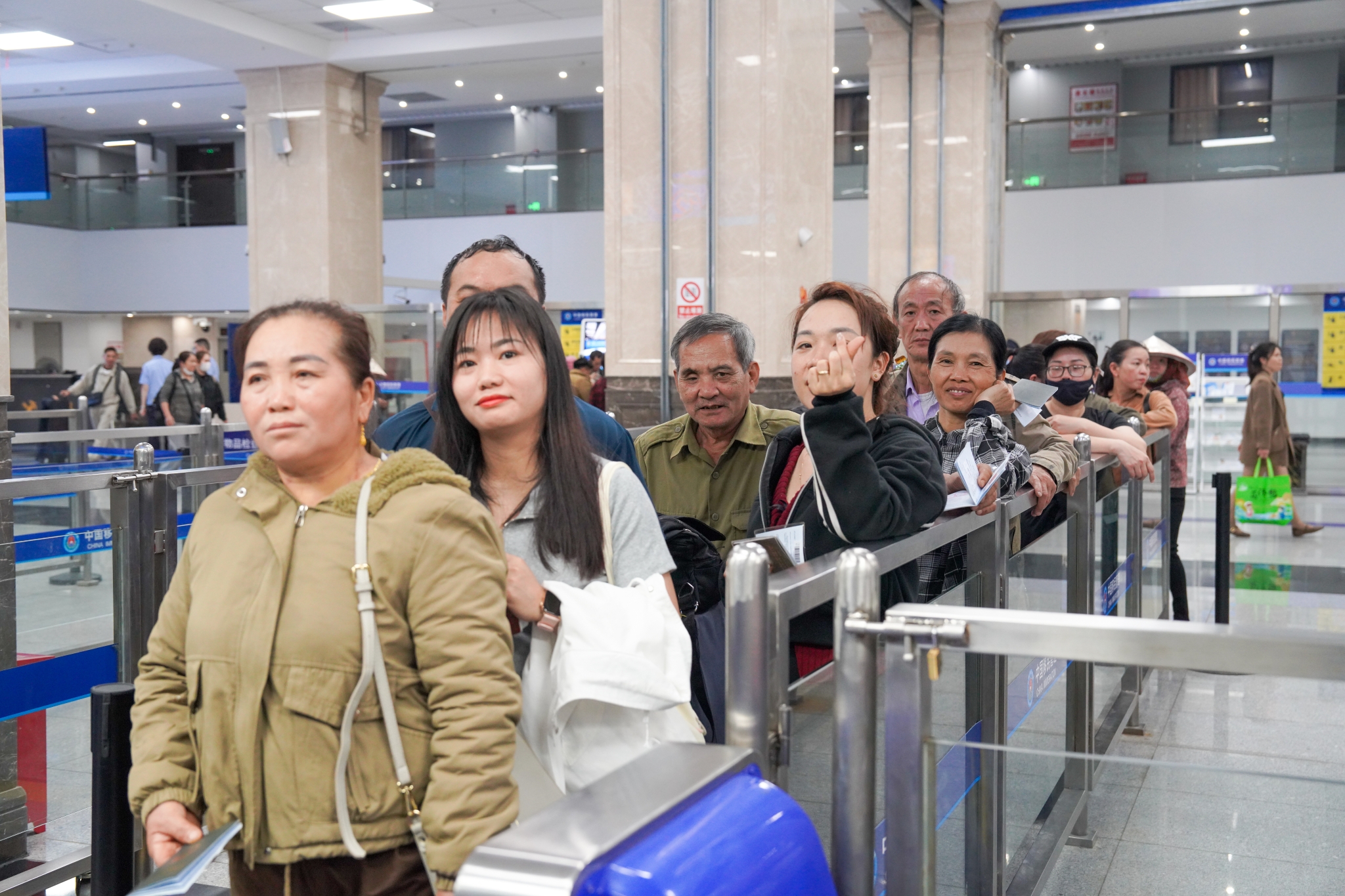 旅客在河口口岸南溪河联检大楼内排队候检 赵国骁