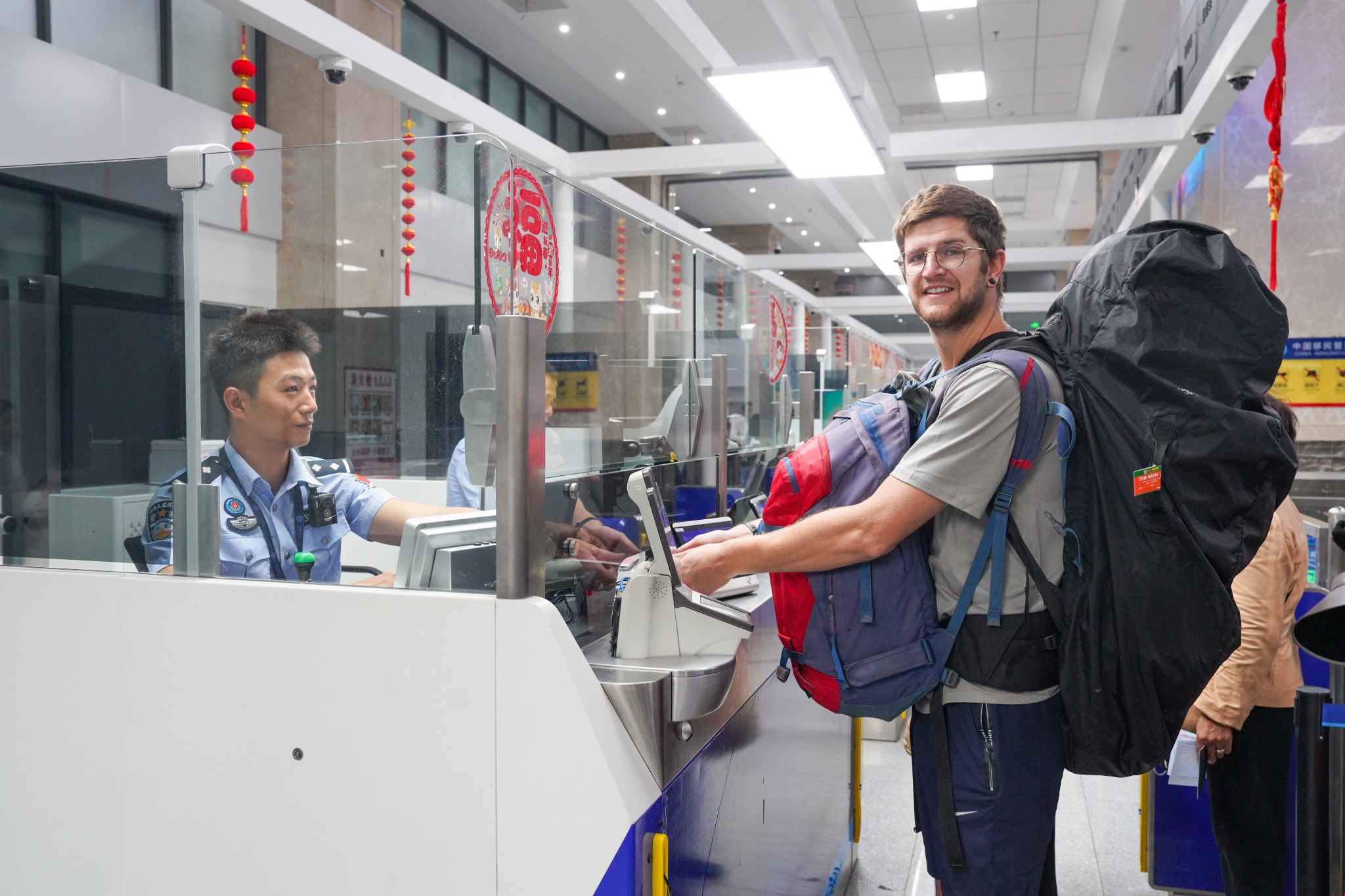 河口边检站移民管理警察为旅客办理入境查验手续 赵国骁摄