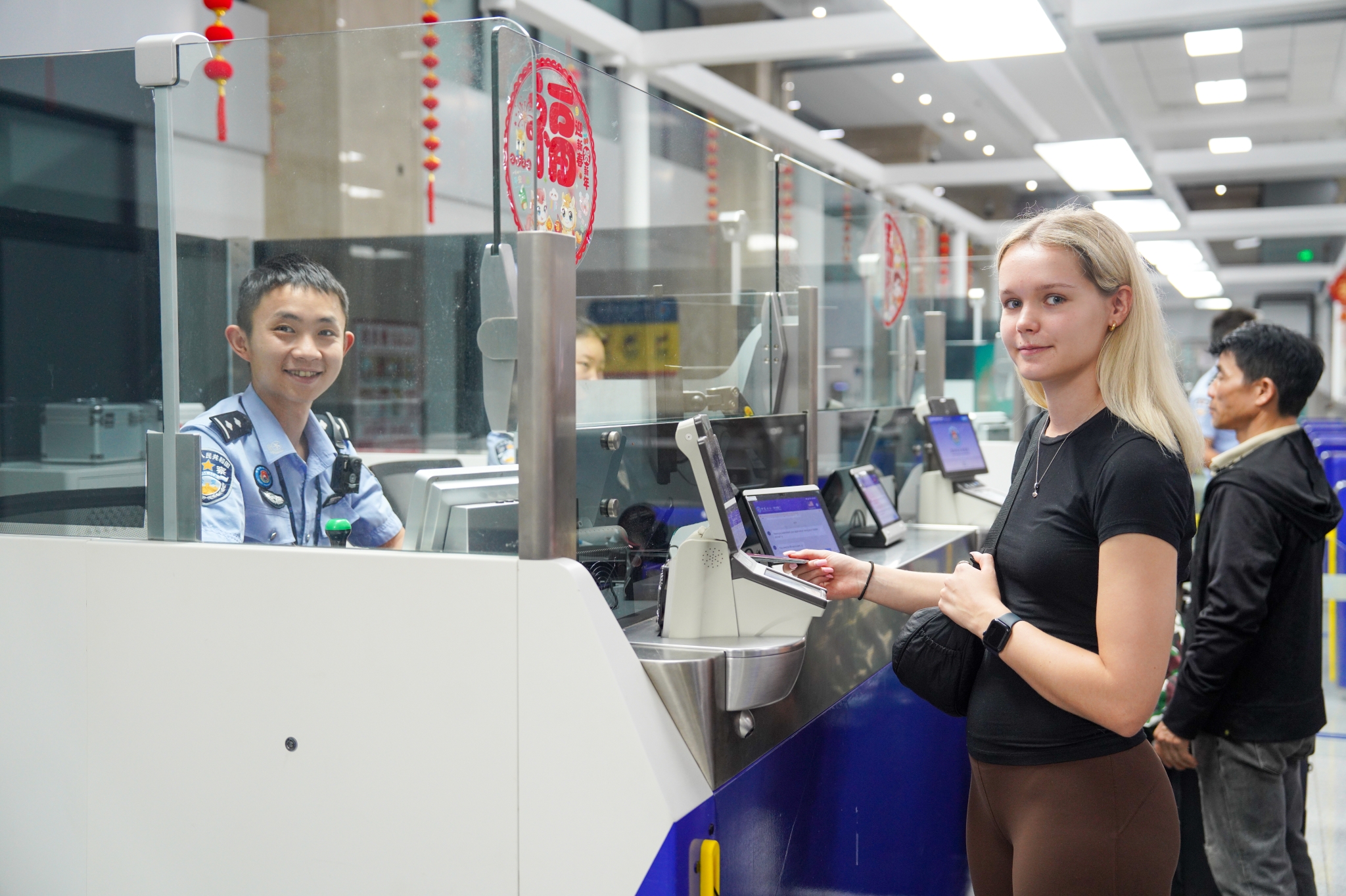 河口边检站移民管理警察为旅客办理入境查验手续(2) 赵国骁摄