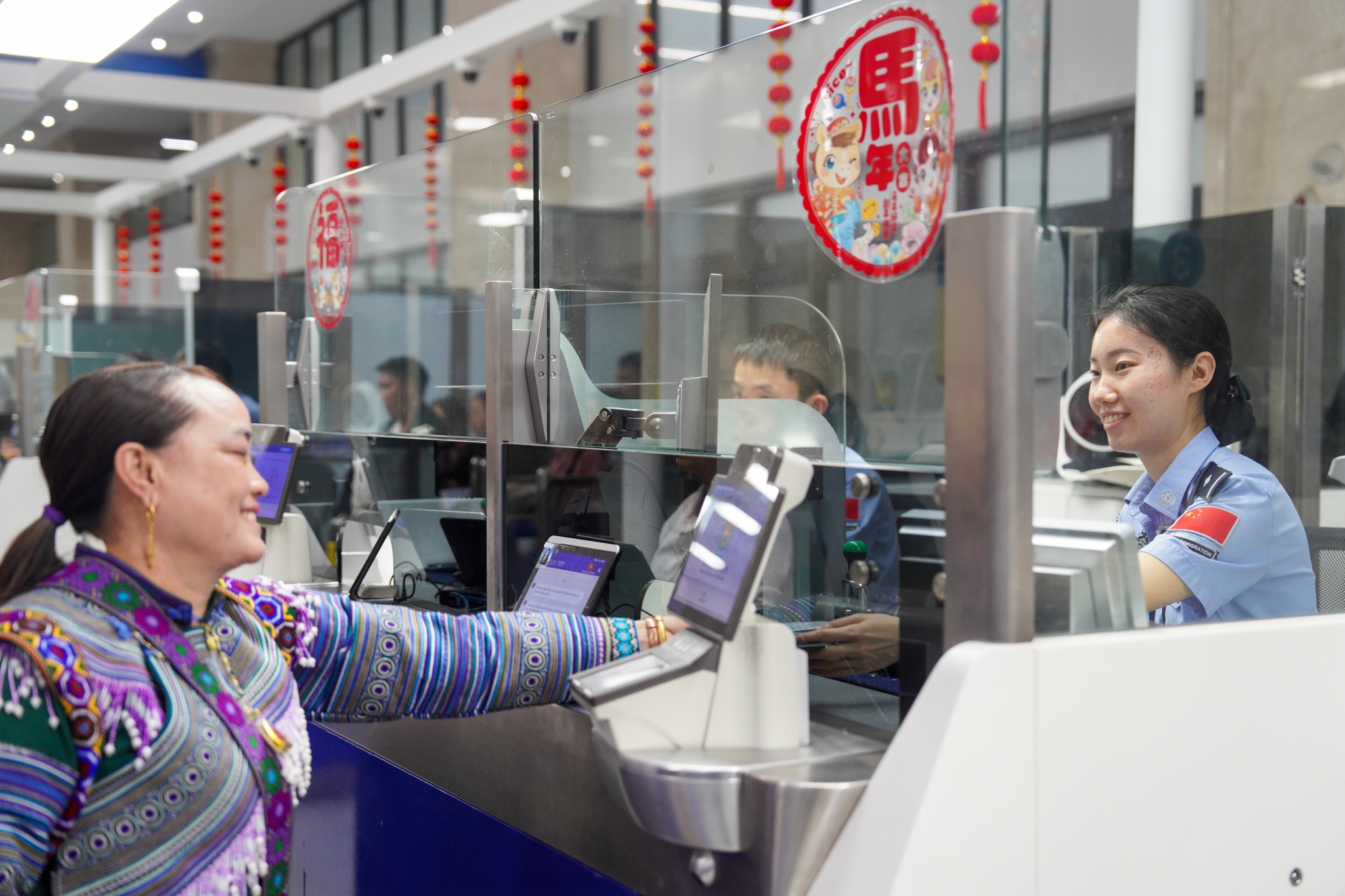 河口边检站移民管理警察为旅客办理入境查验手续(3) 赵国骁摄