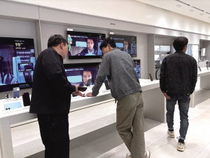 手机店内咨询手机机型、价格与换机政策的消费者络绎不绝 本组图片 ■ 都市时报全媒体记者 郑荣行