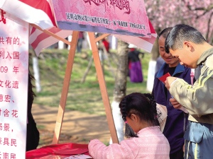 非遗现场展演活动吸引市民前来参与 　　■ 都市时报全媒体记者 李瑞莹