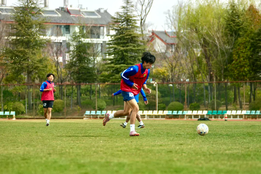 （杨林凯 摄）3月5日，西双版纳队队员正在进行赛前适应性训练-6.jpg