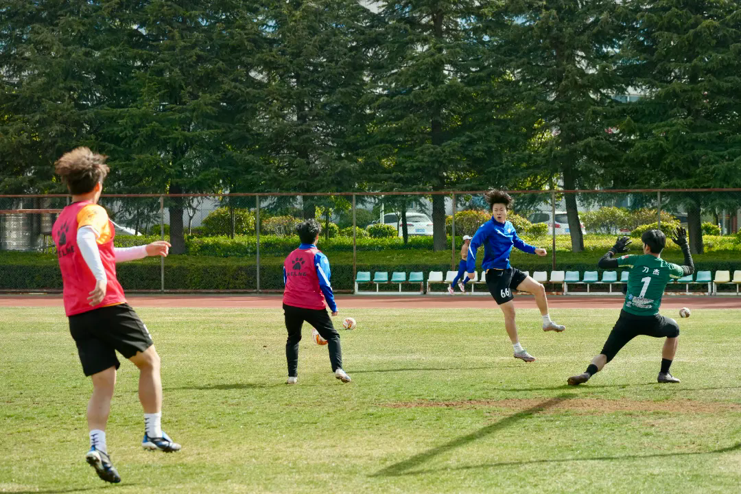 （杨林凯 摄）3月5日，西双版纳队队员正在进行赛前适应性训练-3.jpg