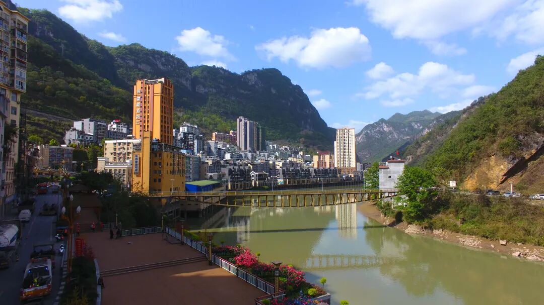 2026年3月17日拍摄于云南盐津县县城 (图为蓝天白云下盐津黄葛槽新区).jpg