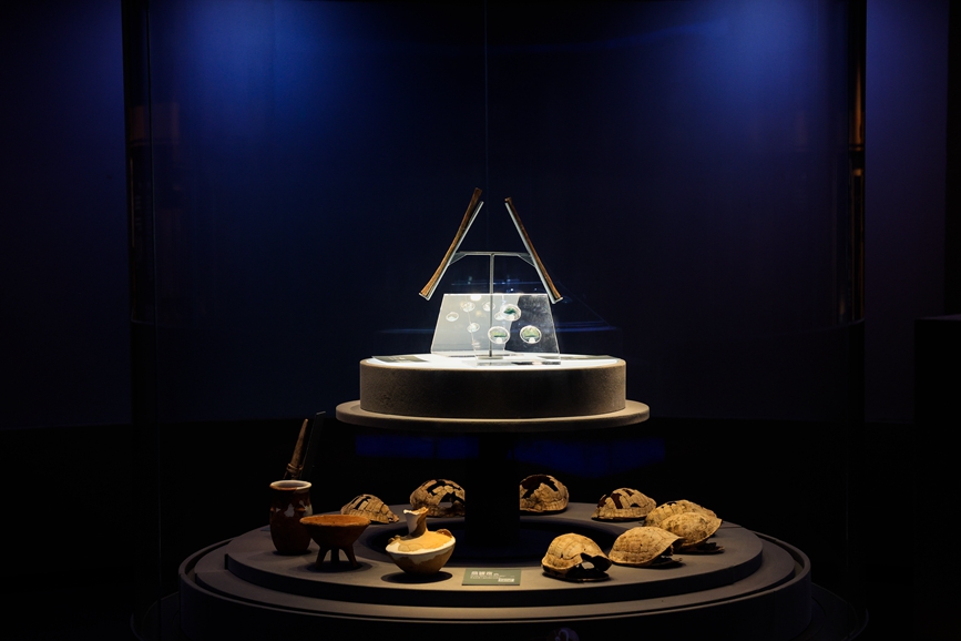 出土自河南省漯河市舞阳县贾湖遗址的贾湖骨笛，是迄今为止发现的中国最早的七声音阶乐器。漯河市委宣传部供图