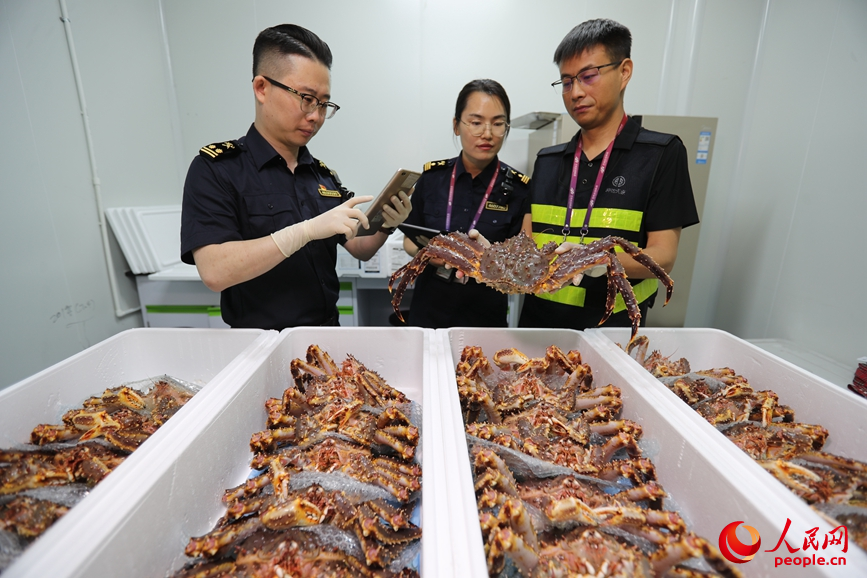 海关工作人员对货物进行查验。人民网记者 霍亚平摄