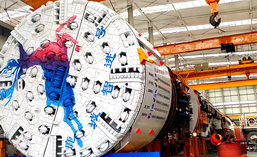 中铁工程装备集团总装车间里，已完成验收的盾构机，正静待奔赴工程一线。人民网记者 徐驰摄