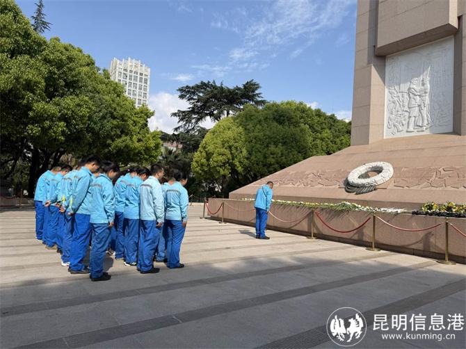 在纪念碑前默哀 在纪念碑前默哀