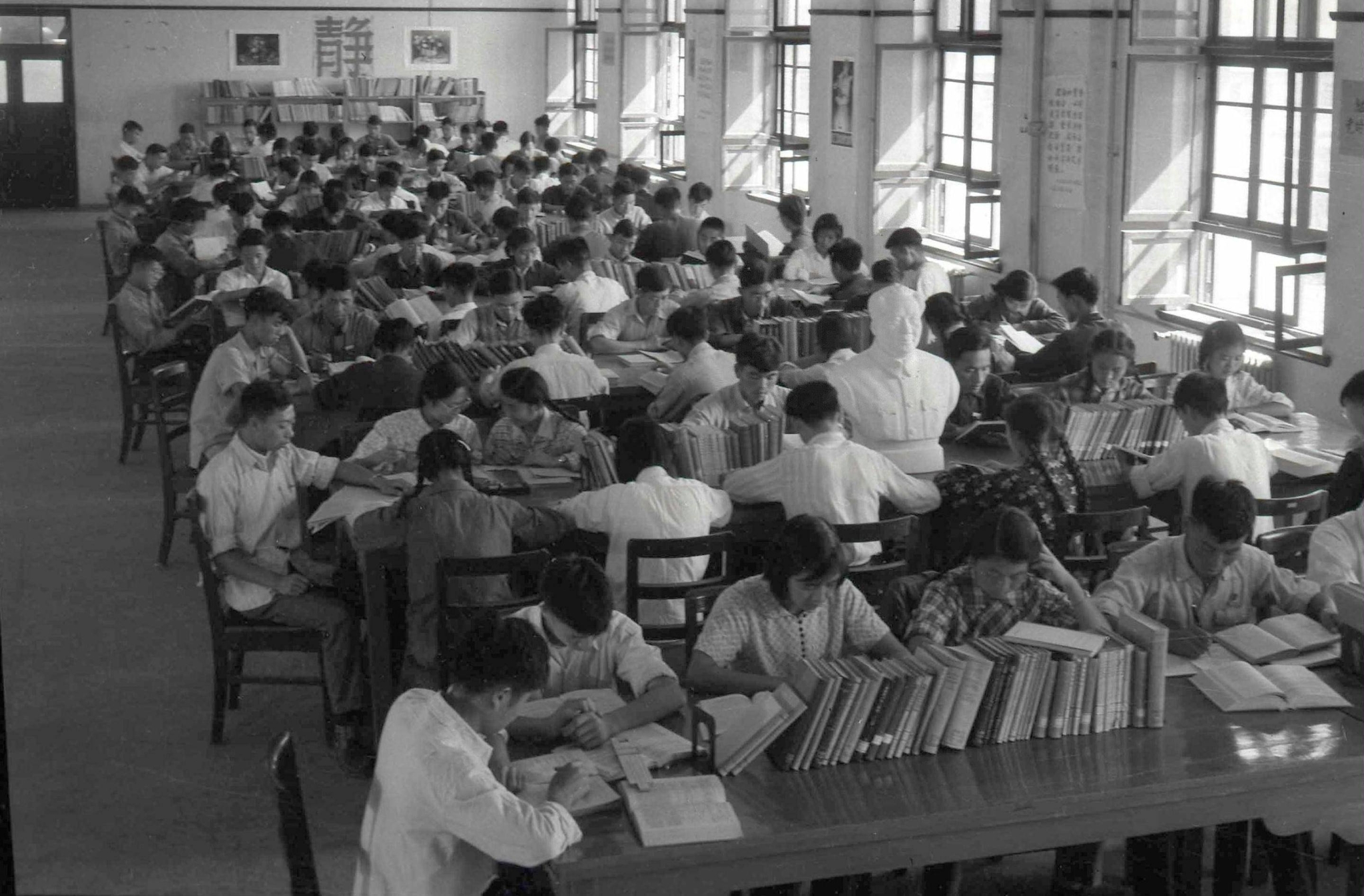 1959年，学生们在西迁后的交大校园图书馆阅览室内学习（资料照片）。