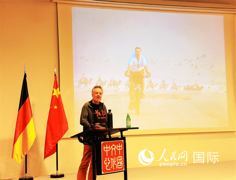 (德国作家福尔克分享其骑行中国的见闻与思考。人民网记者 刘赫摄)