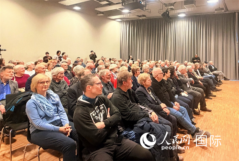 (当地时间4月9日,柏林中国文化中心举办“中国故事”系列讲座之“骑行中国:喜马拉雅、丝绸之路与重走长征路”,图为讲座现场。 人民网记者 刘赫摄)