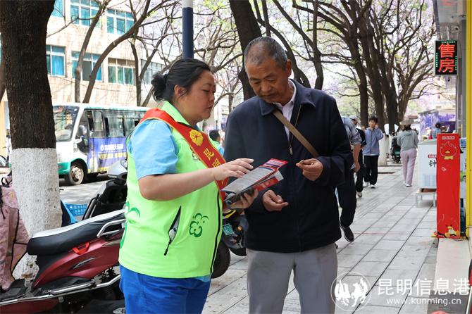 志愿者向路人宣传燃气使用安全知识 志愿者向路人宣传燃气使用安全知识