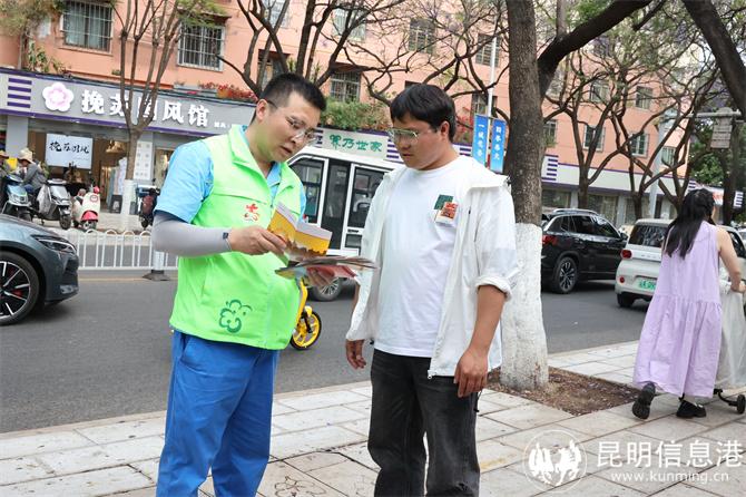 向游客宣传消防知识 向游客宣传消防知识