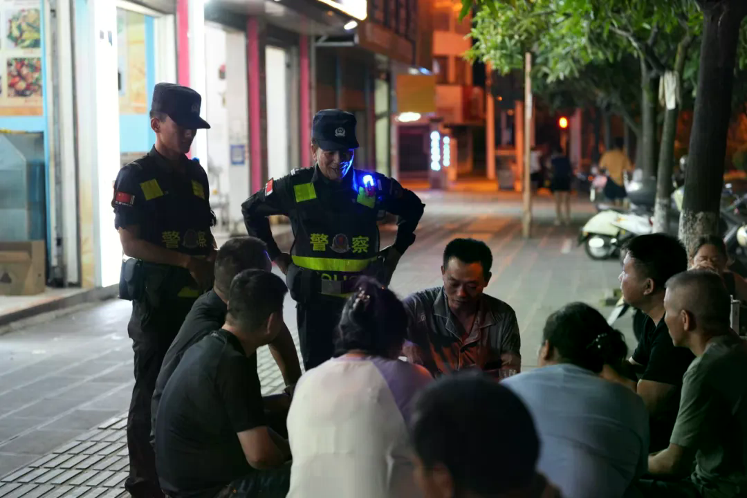 梁河公安做实“夜间警务” 全力守护“夜经济”健康发展 (5).jpg