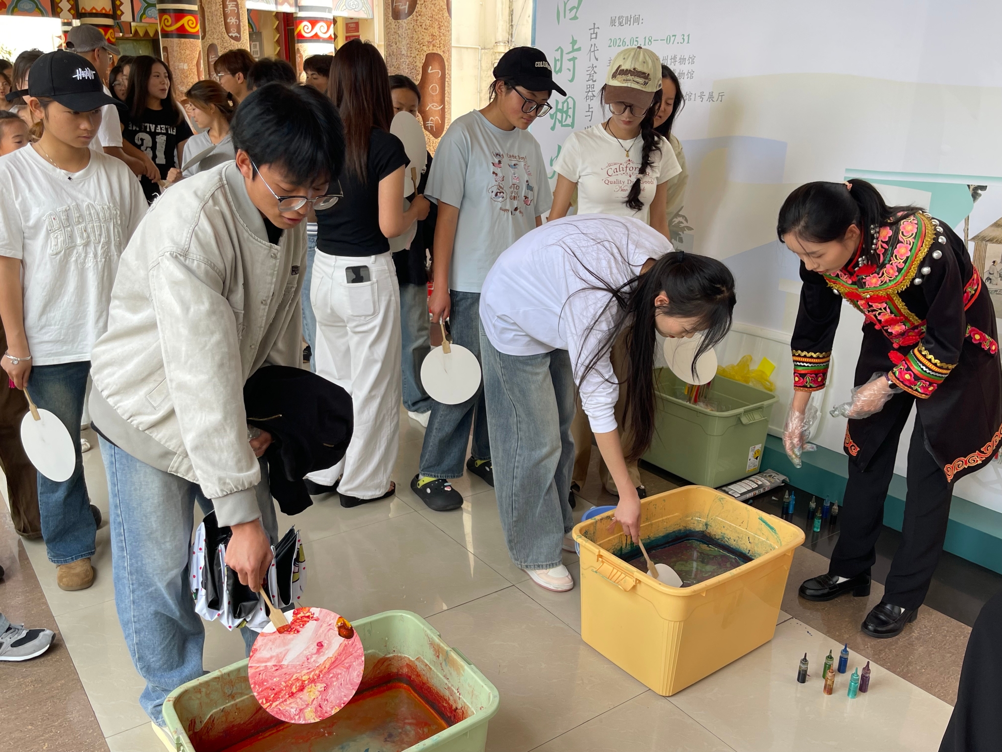 学生体验漆扇制作