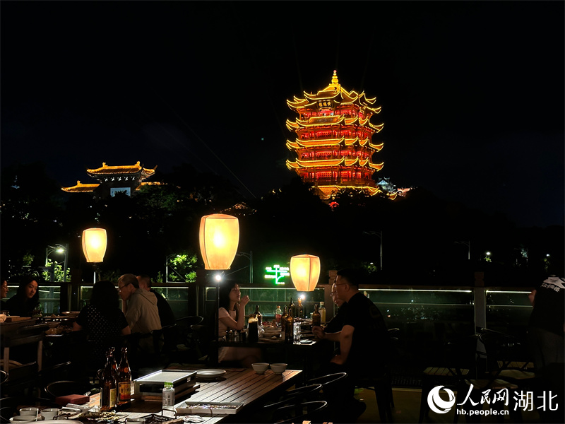 游客登上天台,赏美景、品美食,沉浸式饱览黄鹤楼的璀璨夜景。人民网 彭昀迪摄 游客登上天台,赏美景、品美食,沉浸式饱览黄鹤楼的璀璨夜景。人民网 彭昀迪摄