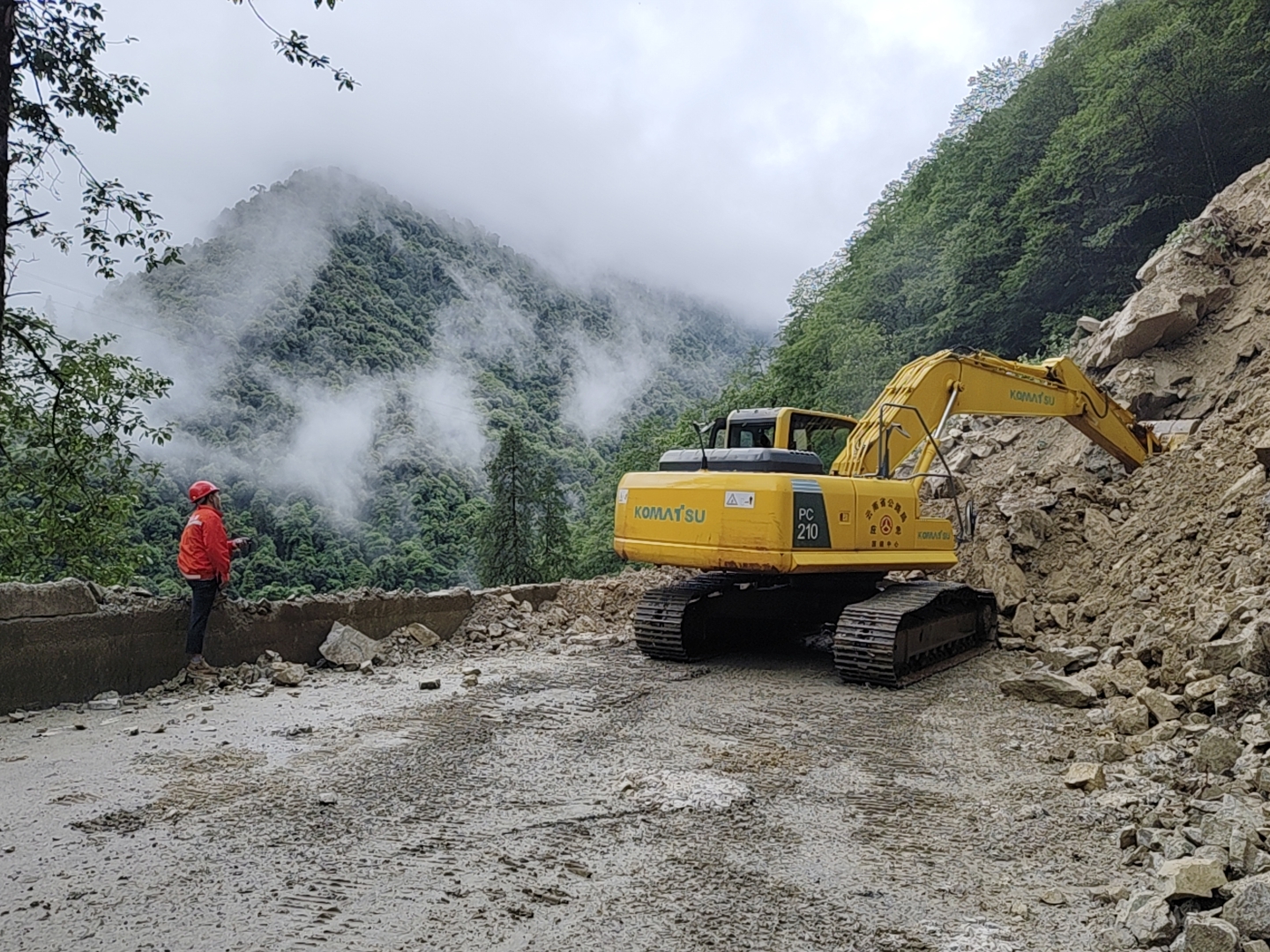 G353宁德-贡山K4011+128-K4011+178（云南省公路局沥青油料保障中心抢险班组抢险作业中）-（1）