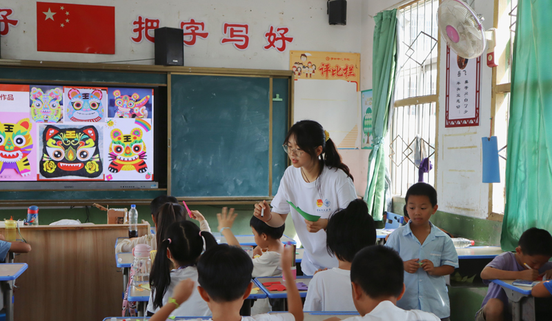 奔赴沃野:青年“护苗”,科技“助农” 奔赴沃野:青年“护苗”,科技“助农”