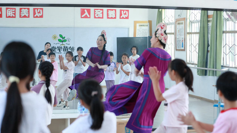 奔赴沃野:青年“护苗”,科技“助农” 奔赴沃野:青年“护苗”,科技“助农”