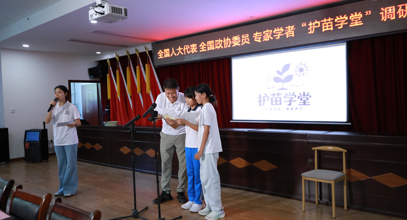 奔赴沃野:青年“护苗”,科技“助农” 奔赴沃野:青年“护苗”,科技“助农”