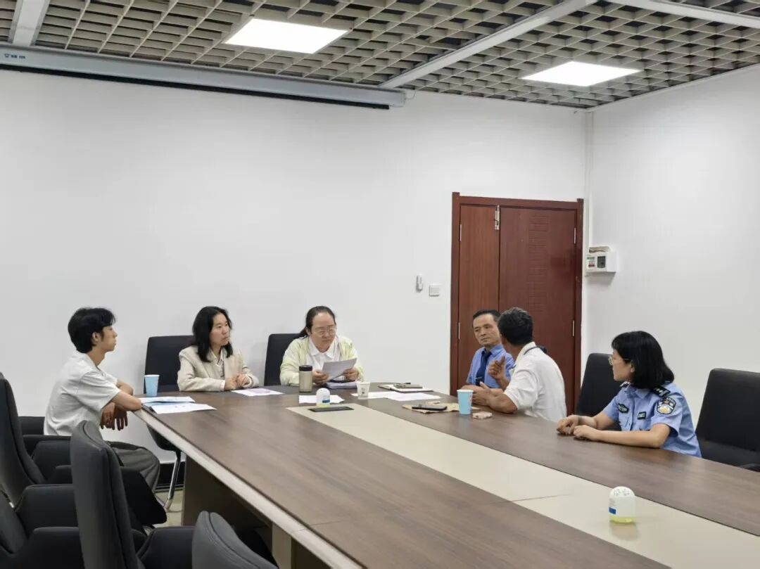 区综治中心调解纠纷.jpg