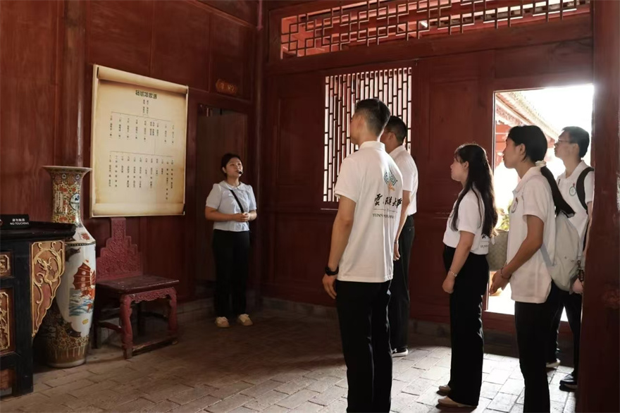 图2普洱小分队纪念馆听讲解