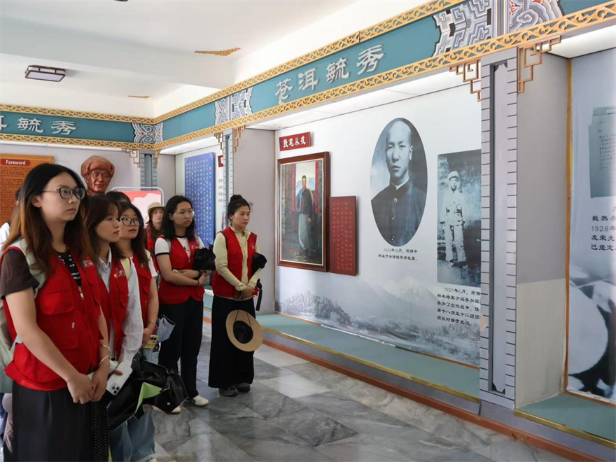图4大理小分队在周保中将军纪念馆