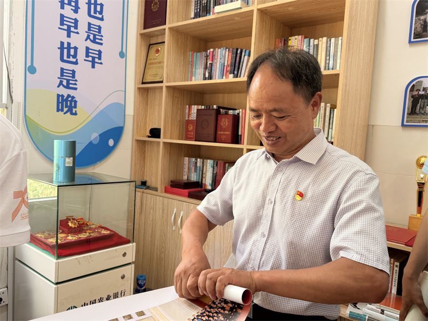 图6文山广南小分队聆听楷模农加贵老师分享