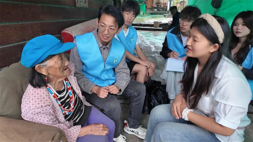 图9怒江独龙江小分队走访独龙族非遗传承人