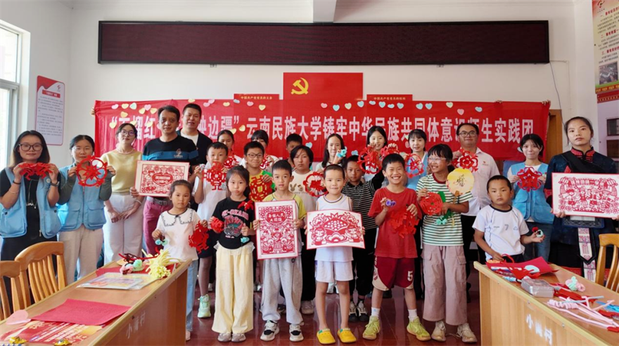 图13昆明石林小分队开展民族手工体验活动