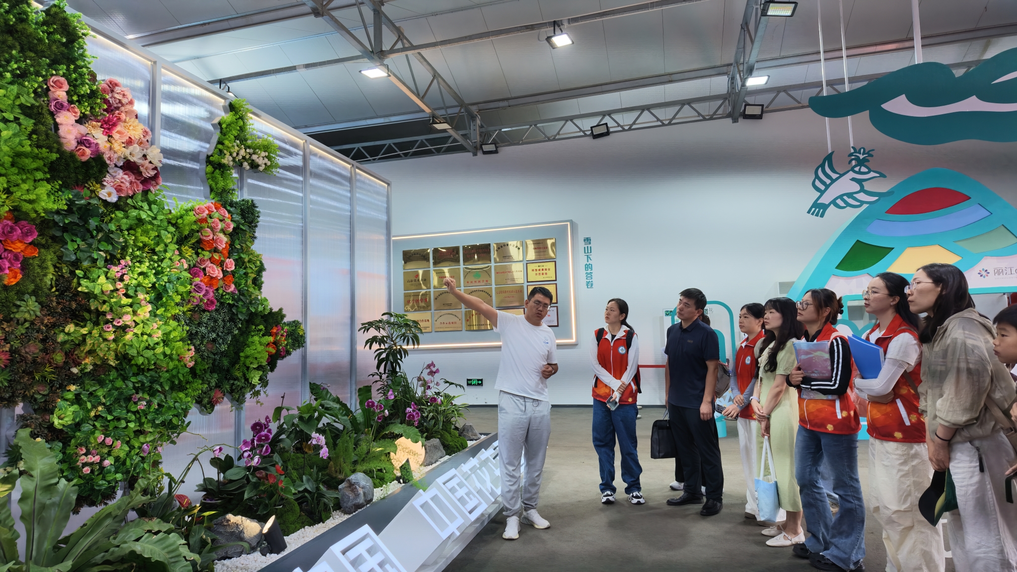 图21丽江小分队走进现代花卉产业园