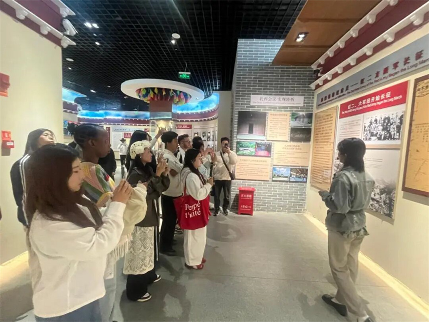 图25香格里拉小分队走进红色展馆