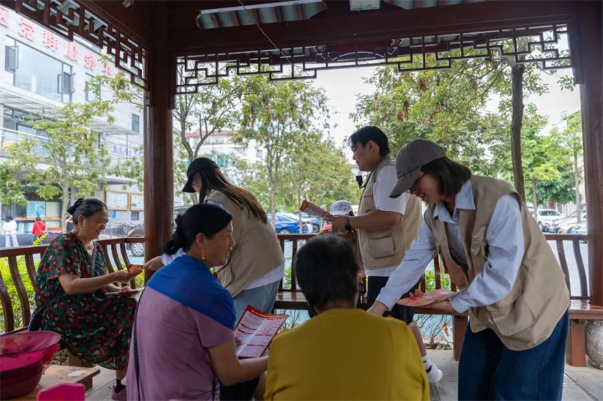 图26玉溪团成员为当地社区居民开展《中华人民共和国民族团结进步促进法》普法宣传