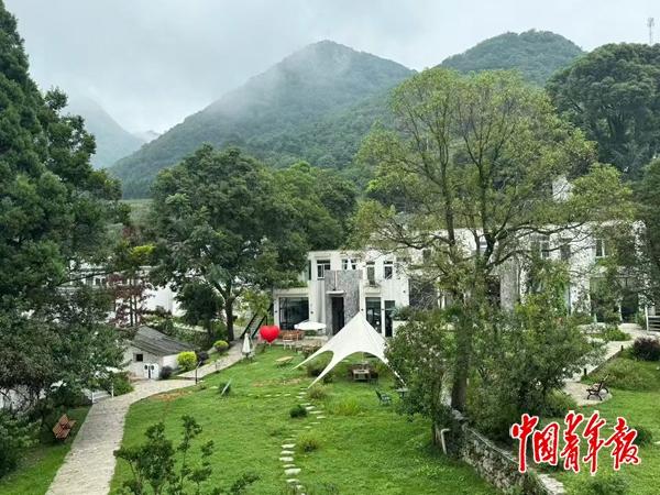 秀丽的采云官寨。