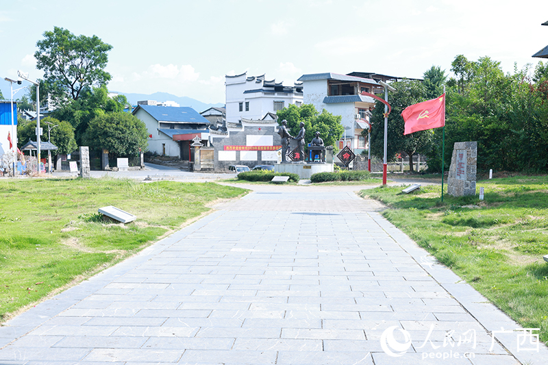 连心步道两侧展示了红色地名故事及中央纵队过界首的大事记、重要电文。人民网记者 冯肖慧摄 连心步道两侧展示了红色地名故事及中央纵队过界首的大事记、重要电文。人民网记者 冯肖慧摄